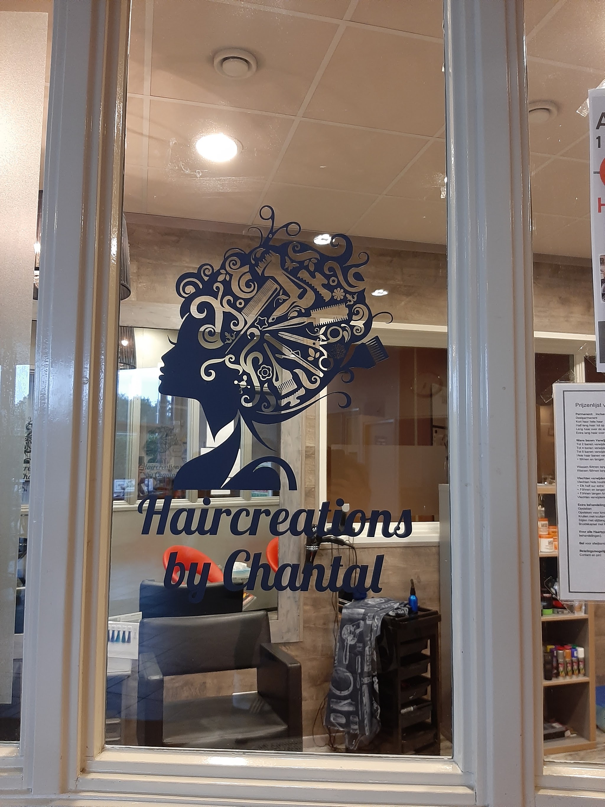 Raam met de belettering van Haircreations by Chantal: een vrouwensilhouet met golvend haar en de naam in schrijfletters