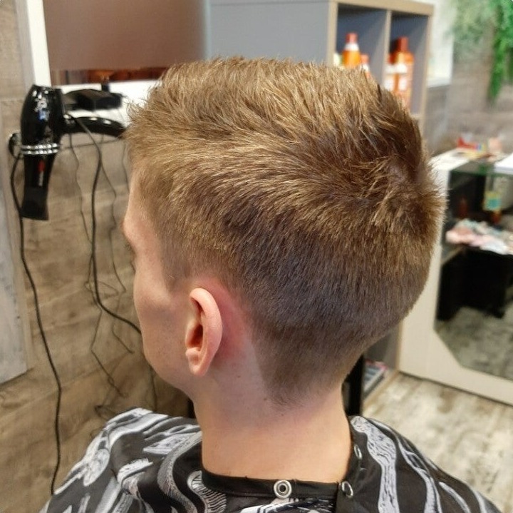 Kort kapsel met getextureerde bovenkant en strakke zijkant