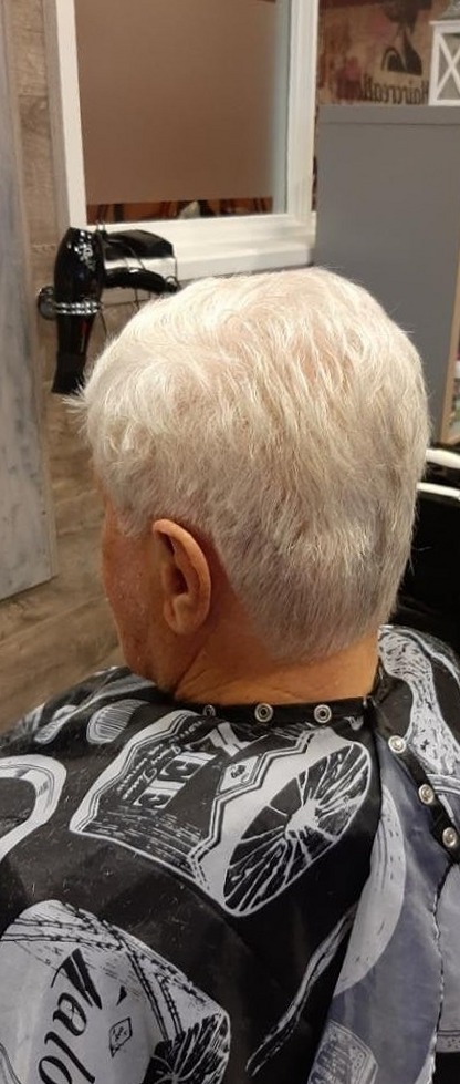 Hetzelfde witte haar na het knippen, kort en netjes
