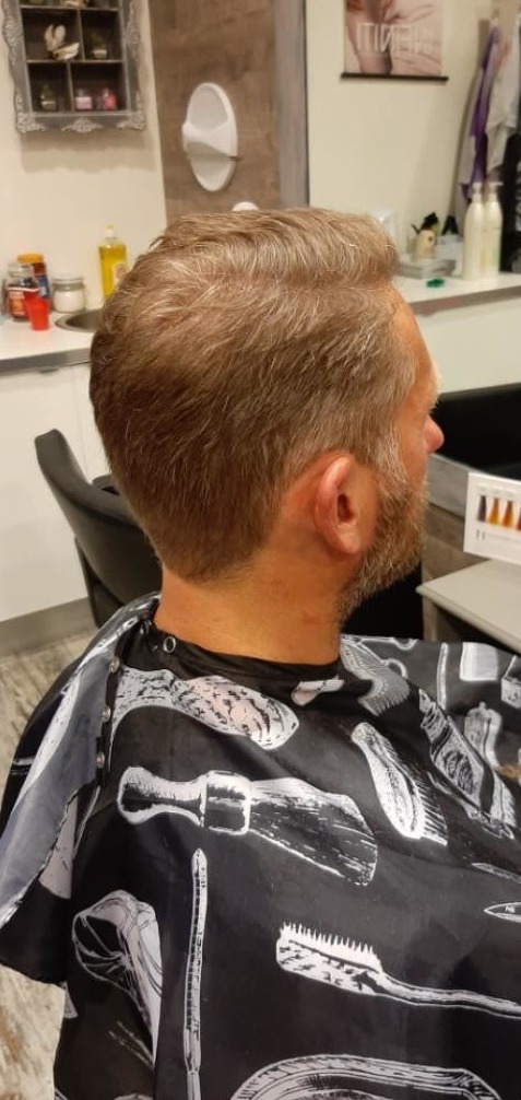 Hetzelfde herenhaar na het knippen, kort met strakke nek