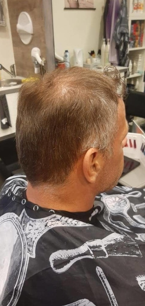 Uitgegroeid kort herenhaar, voor