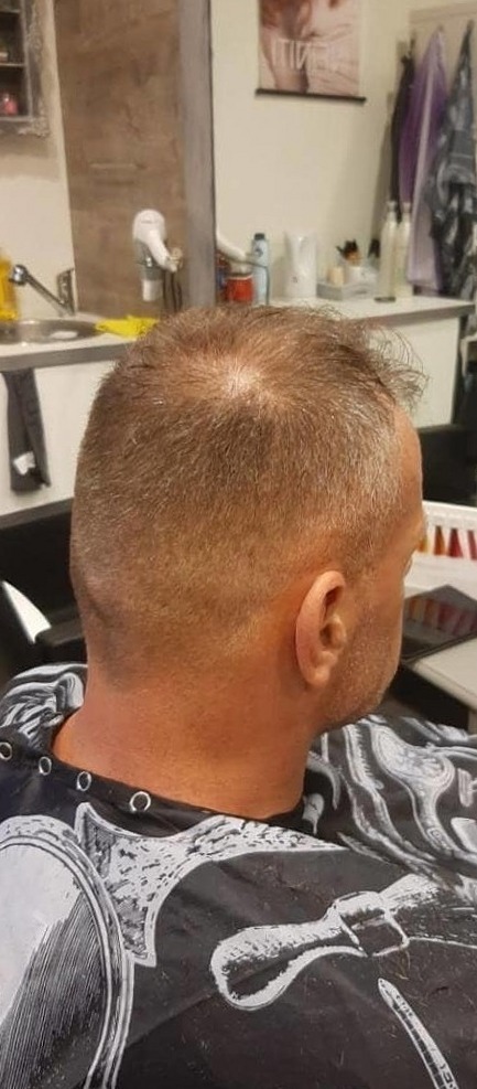 Hetzelfde herenhaar na het knippen, kort