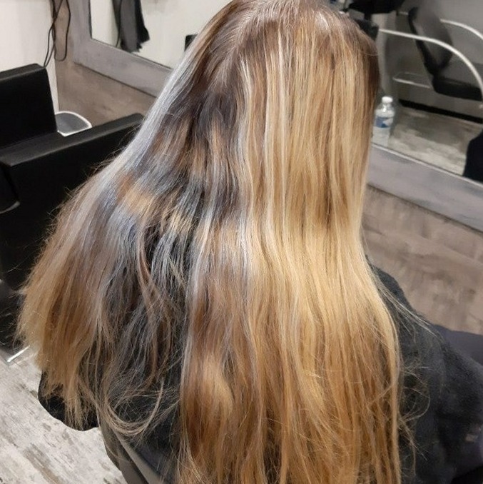 Lang haar met doorgroeide kleur en strepen, voor