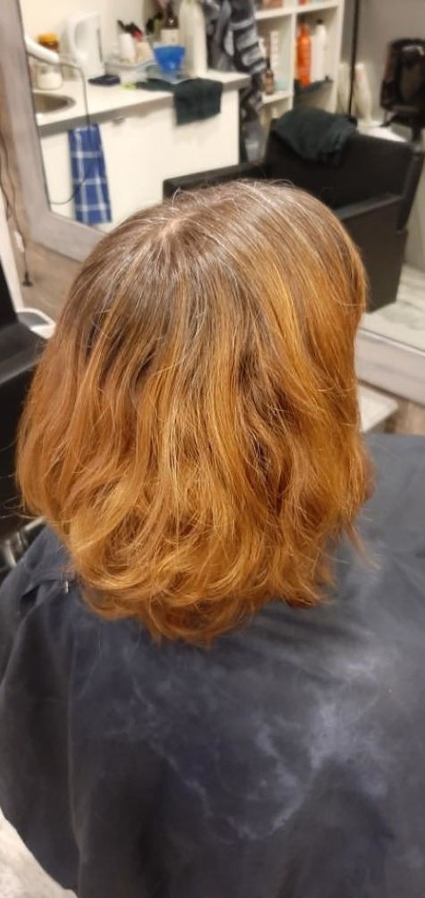 Halflang haar met oranje uitgegroeide kleur, voor het kleuren