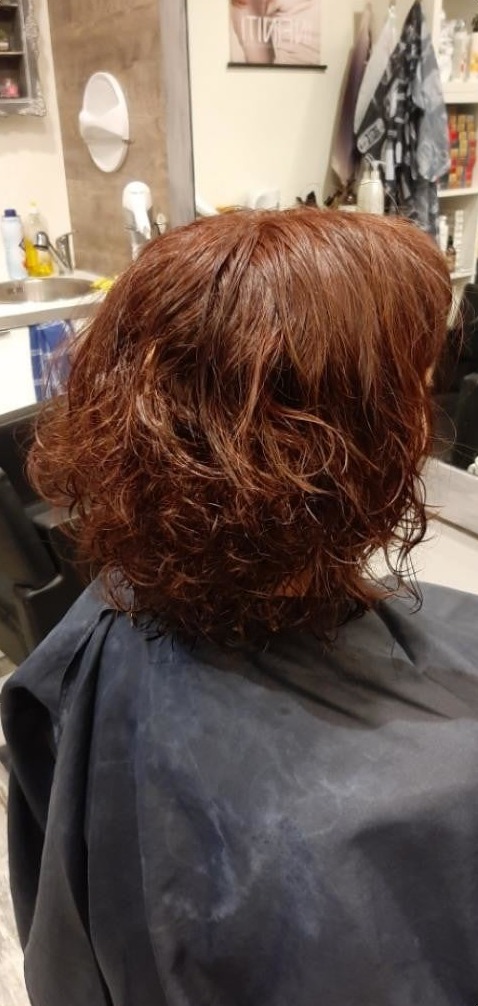 Hetzelfde haar na het kleuren, egaal koperrood met krul