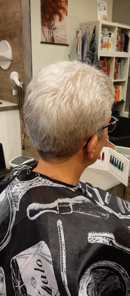 Hetzelfde korte haar na het knippen, strak en zilvergrijs