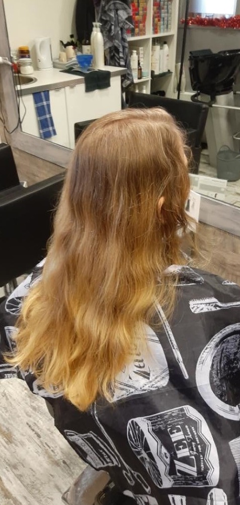 Lang, golvend roodblond haar, voor