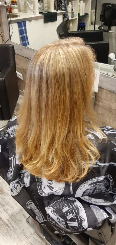 Hetzelfde haar na de behandeling, warm blond en in model